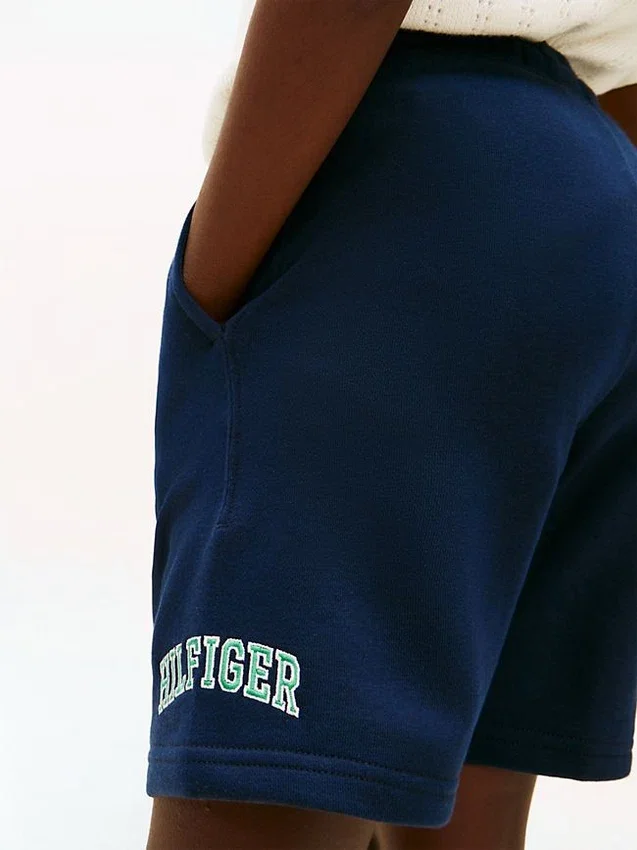 Kinder-Sweatshorts mit breitem Bein und Hilfiger-Logo Kinder-Sweatshorts mit breitem Bein und Hilfiger-Logo