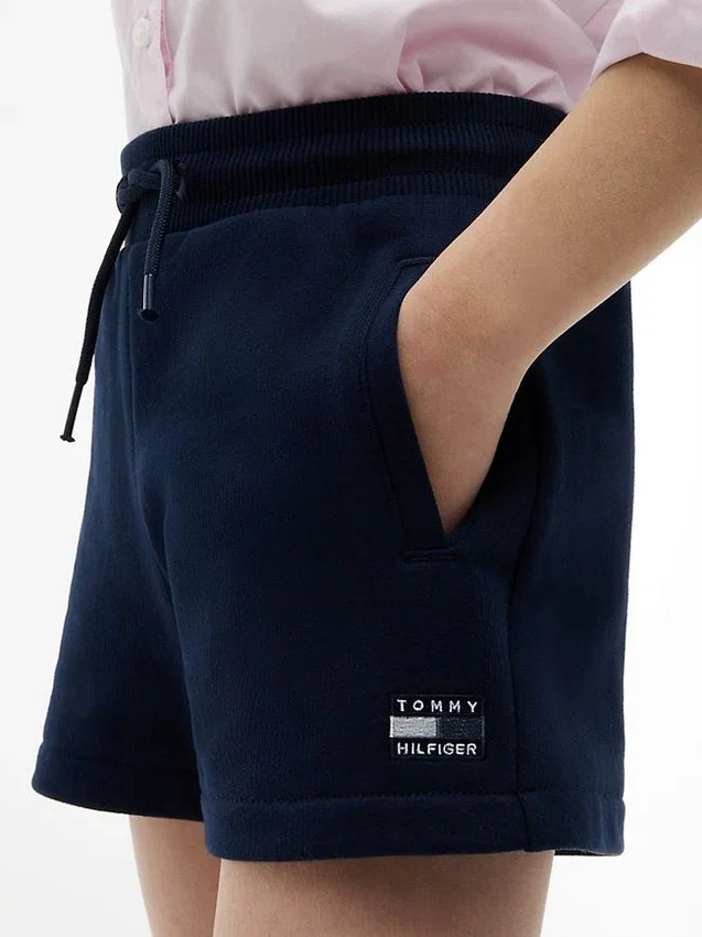 Kinder-Sweatshorts mit tonalen Flaggen Kinder-Sweatshorts mit tonalen Flaggen