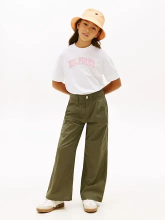 Kinderhose mit hoher Taille und weitem Bein Kinderhose mit hoher Taille und weitem Bein