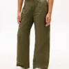 Kinderhose mit hoher Taille und weitem Bein Kinderhose mit hoher Taille und weitem Bein