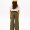 Kinderhose mit hoher Taille und weitem Bein Kinderhose mit hoher Taille und weitem Bein