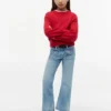 Kinderjeans mit aufgesetzten Taschen und ausgestelltem Bein Kinderjeans mit aufgesetzten Taschen und ausgestelltem Bein