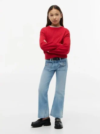 Kinderjeans mit aufgesetzten Taschen und ausgestelltem Bein