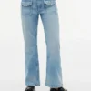 Kinderjeans mit aufgesetzten Taschen und ausgestelltem Bein Kinderjeans mit aufgesetzten Taschen und ausgestelltem Bein