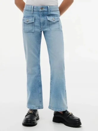 Kinderjeans mit aufgesetzten Taschen und ausgestelltem Bein