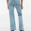 Kinderjeans mit aufgesetzten Taschen und ausgestelltem Bein Kinderjeans mit aufgesetzten Taschen und ausgestelltem Bein