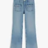 Kinderjeans mit aufgesetzten Taschen und ausgestelltem Bein Kinderjeans mit aufgesetzten Taschen und ausgestelltem Bein