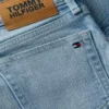 Kinderjeans mit aufgesetzten Taschen und ausgestelltem Bein Kinderjeans mit aufgesetzten Taschen und ausgestelltem Bein