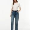 Klassische Straight-Jeans mit hoher Leibhöhe