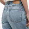 Klassische Straight-Jeans mit hoher Leibhöhe