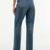 Klassische Straight-Jeans mit hoher Leibhöhe