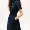 Kurzärmeliges Utility-Shirtkleid mit Gürtel Kurzärmeliges Utility-Shirtkleid mit Gürtel