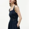 Midi-Kleid mit Gürtel und Kontrastnähten Midi-Kleid mit Gürtel und Kontrastnähten
