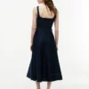Midi-Kleid mit Gürtel und Kontrastnähten Midi-Kleid mit Gürtel und Kontrastnähten