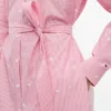 Midi-Shirtkleid mit durchgehendem Blumen- und Streifenmuster Midi-Shirtkleid mit durchgehendem Blumen- und Streifenmuster