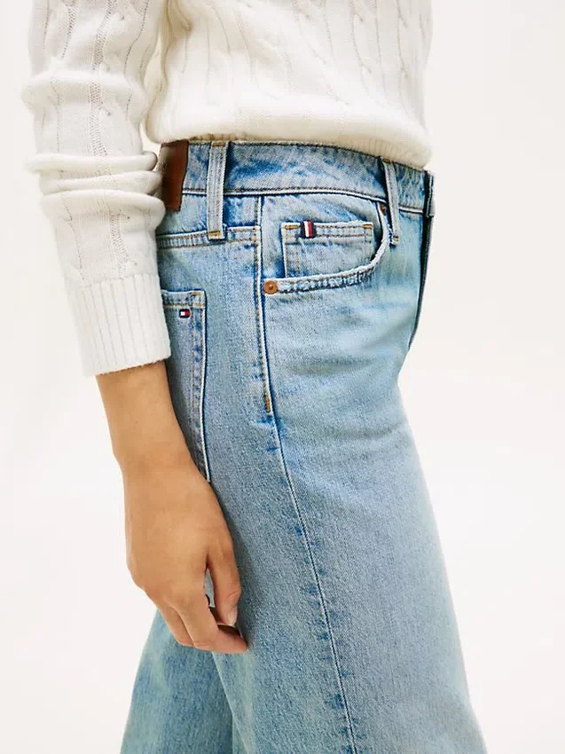 Moderne Jeans mit hoher Leibhöhe und weitem Bein Moderne Jeans mit hoher Leibhöhe und weitem Bein