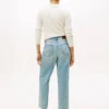 Moderne Jeans mit hoher Leibhöhe und weitem Bein Moderne Jeans mit hoher Leibhöhe und weitem Bein
