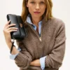 Monogramm-Verschluss, Clutch mit genarbter Klappe