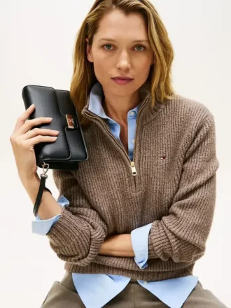Monogramm-Verschluss, Clutch mit genarbter Klappe Monogramm-Verschluss, Clutch mit genarbter Klappe