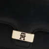 Monogramm-Verschluss, Clutch mit genarbter Klappe