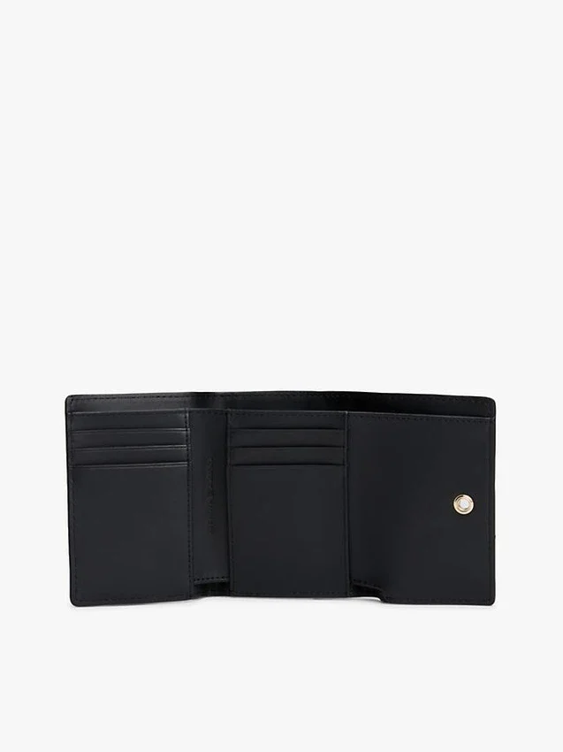 Monogramm-Verschluss, genarbte Dreifach-Geldbörse Monogramm-Verschluss, genarbte Dreifach-Geldbörse