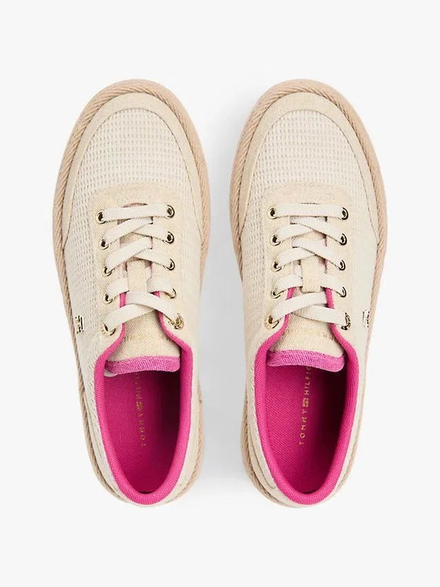 Plateausneaker aus Canvas mit gemischter Textur Plateausneaker aus Canvas mit gemischter Textur