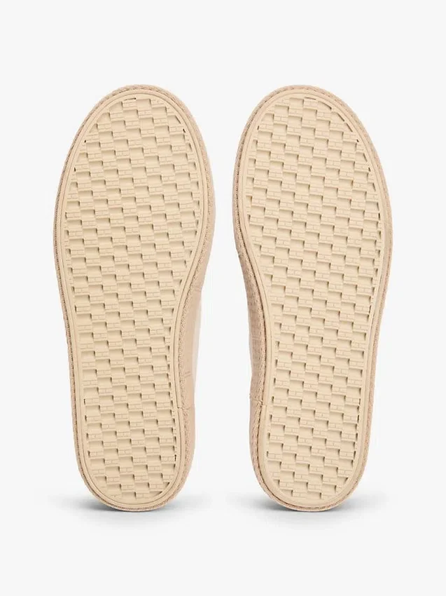 Plateausneaker aus Canvas mit gemischter Textur Plateausneaker aus Canvas mit gemischter Textur