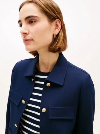 Ponte-Jacke mit mehreren Taschen und goldenen Knöpfen Ponte-Jacke mit mehreren Taschen und goldenen Knöpfen