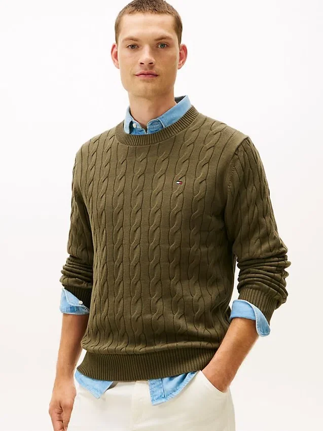 Pullover mit Rundhalsausschnitt und Zopfmuster Pullover mit Rundhalsausschnitt und Zopfmuster