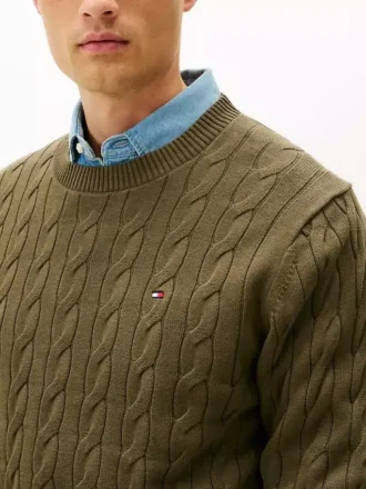 Pullover mit Rundhalsausschnitt und Zopfmuster Pullover mit Rundhalsausschnitt und Zopfmuster