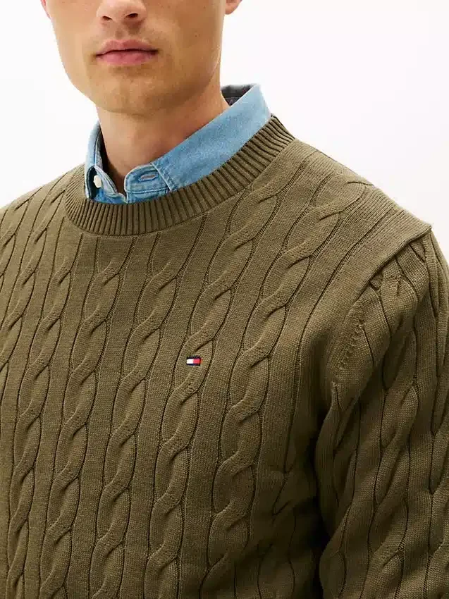 Pullover mit Rundhalsausschnitt und Zopfmuster Pullover mit Rundhalsausschnitt und Zopfmuster