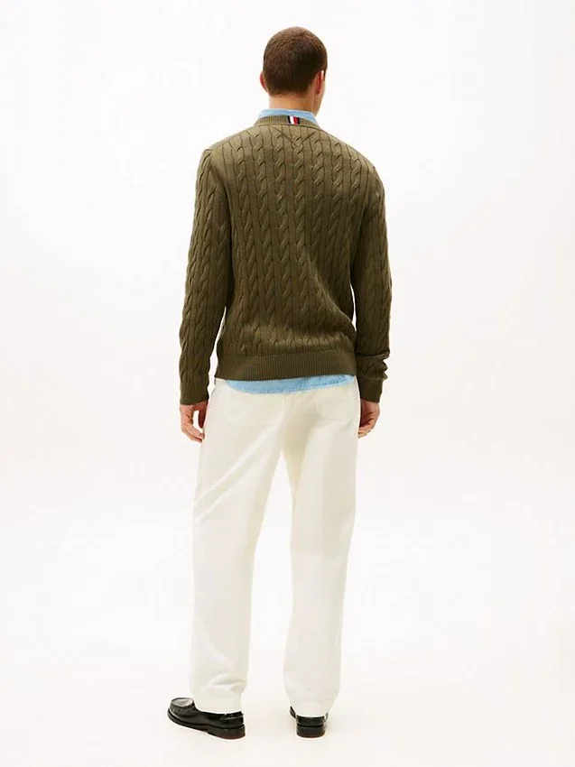 Pullover mit Rundhalsausschnitt und Zopfmuster Pullover mit Rundhalsausschnitt und Zopfmuster