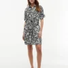Shirtkleid aus Leinenmischung mit tropischem Print Shirtkleid aus Leinenmischung mit tropischem Print