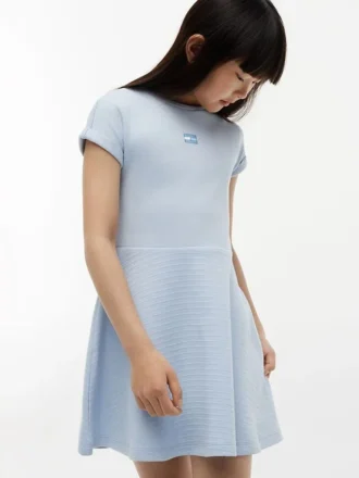 Skaterkleid für Kinder mit tonalem Flaggenlogo
