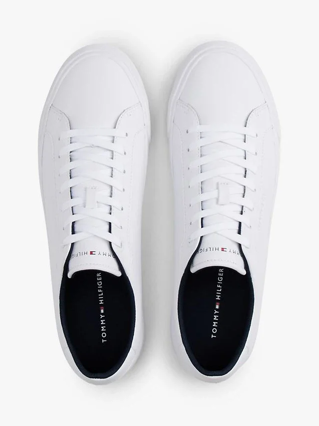 Sneaker aus vulkanisiertem Leder mit Flaggenstreifen Sneaker aus vulkanisiertem Leder mit Flaggenstreifen