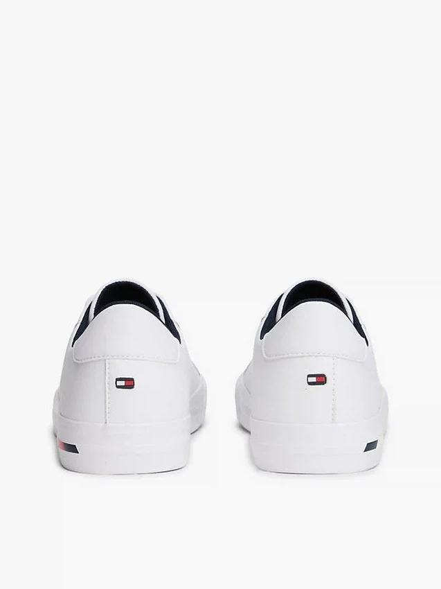 Sneaker aus vulkanisiertem Leder mit Flaggenstreifen Sneaker aus vulkanisiertem Leder mit Flaggenstreifen