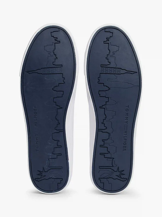 Sneaker aus vulkanisiertem Leder mit Flaggenstreifen Sneaker aus vulkanisiertem Leder mit Flaggenstreifen