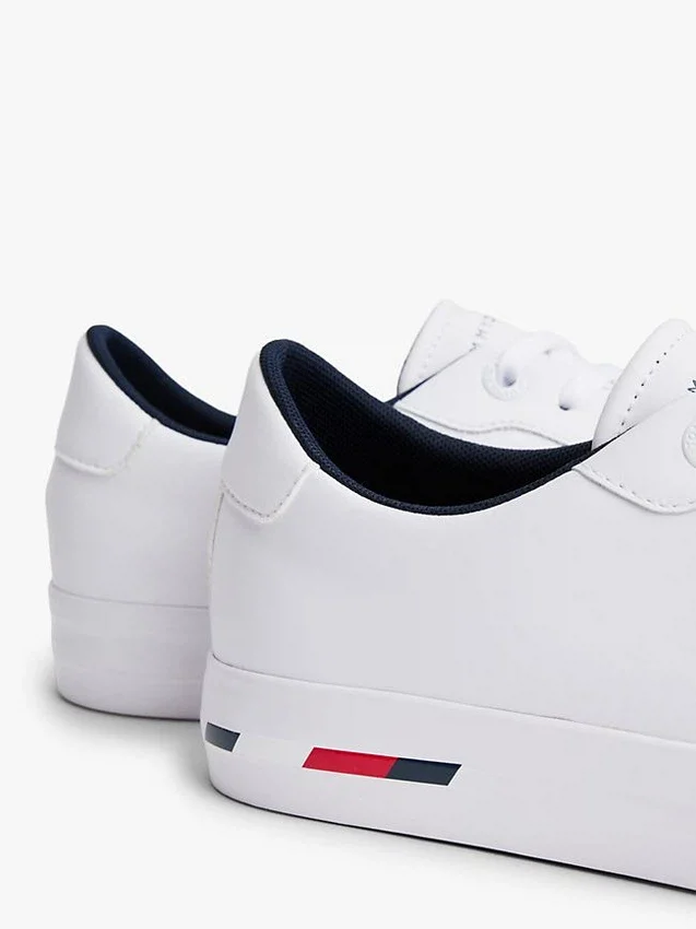 Sneaker aus vulkanisiertem Leder mit Flaggenstreifen Sneaker aus vulkanisiertem Leder mit Flaggenstreifen