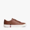 Sneaker im Court-Stil mit Metallic-Logo und genarbter Oberfläche Sneaker im Court-Stil mit Metallic-Logo und genarbter Oberfläche