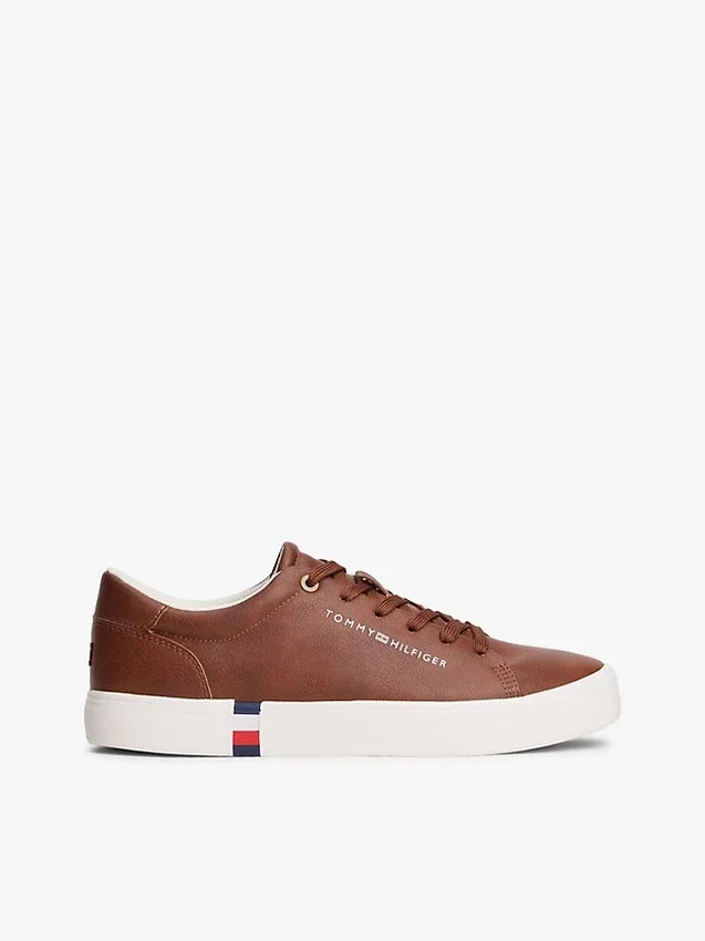 Sneaker im Court-Stil mit Metallic-Logo und genarbter Oberfläche Sneaker im Court-Stil mit Metallic-Logo und genarbter Oberfläche