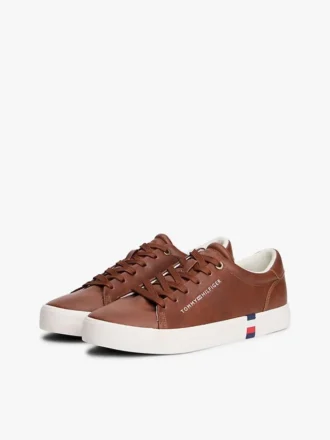 Sneaker im Court-Stil mit Metallic-Logo und genarbter Oberfläche Sneaker im Court-Stil mit Metallic-Logo und genarbter Oberfläche