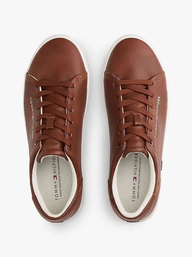 Sneaker im Court-Stil mit Metallic-Logo und genarbter Oberfläche Sneaker im Court-Stil mit Metallic-Logo und genarbter Oberfläche