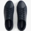 Sneaker im Court-Stil mit Metallic-Logo und genarbter Oberfläche Sneaker im Court-Stil mit Metallic-Logo und genarbter Oberfläche
