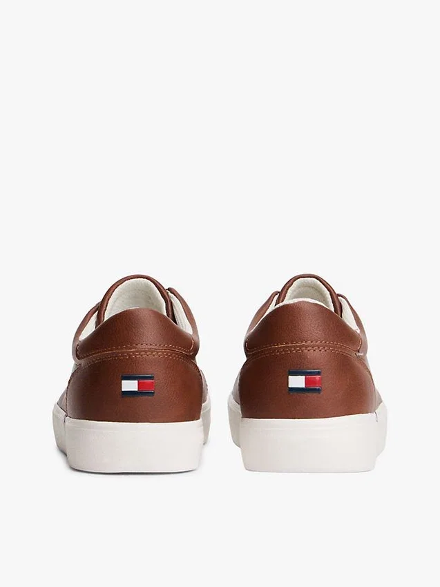Sneaker im Court-Stil mit Metallic-Logo und genarbter Oberfläche Sneaker im Court-Stil mit Metallic-Logo und genarbter Oberfläche