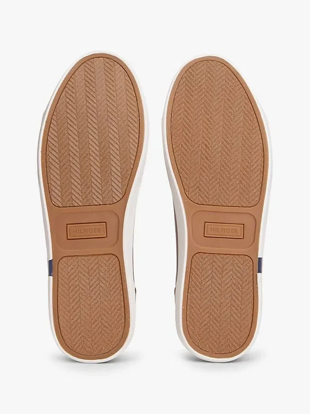 Sneaker im Court-Stil mit Metallic-Logo und genarbter Oberfläche Sneaker im Court-Stil mit Metallic-Logo und genarbter Oberfläche