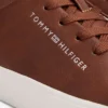 Sneaker im Court-Stil mit Metallic-Logo und genarbter Oberfläche Sneaker im Court-Stil mit Metallic-Logo und genarbter Oberfläche