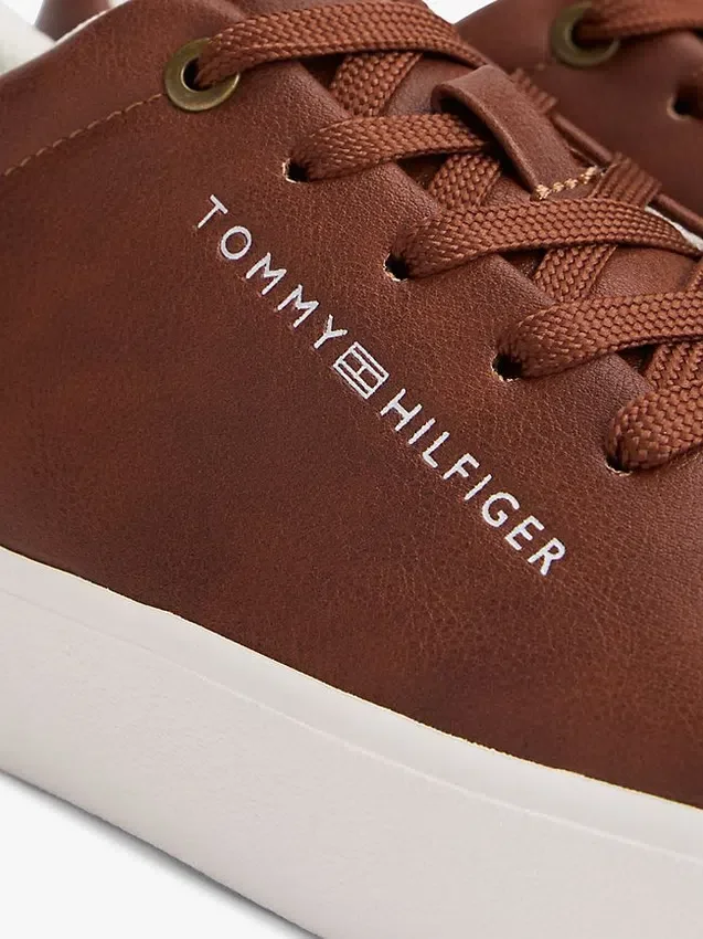 Sneaker im Court-Stil mit Metallic-Logo und genarbter Oberfläche Sneaker im Court-Stil mit Metallic-Logo und genarbter Oberfläche