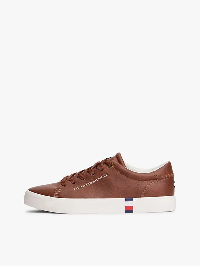 Sneaker im Court-Stil mit Metallic-Logo und genarbter Oberfläche Sneaker im Court-Stil mit Metallic-Logo und genarbter Oberfläche