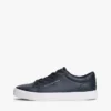 Sneaker im Court-Stil mit Metallic-Logo und genarbter Oberfläche Sneaker im Court-Stil mit Metallic-Logo und genarbter Oberfläche