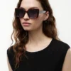 Sonnenbrille mit auffälligem Schmetterlingsrahmen